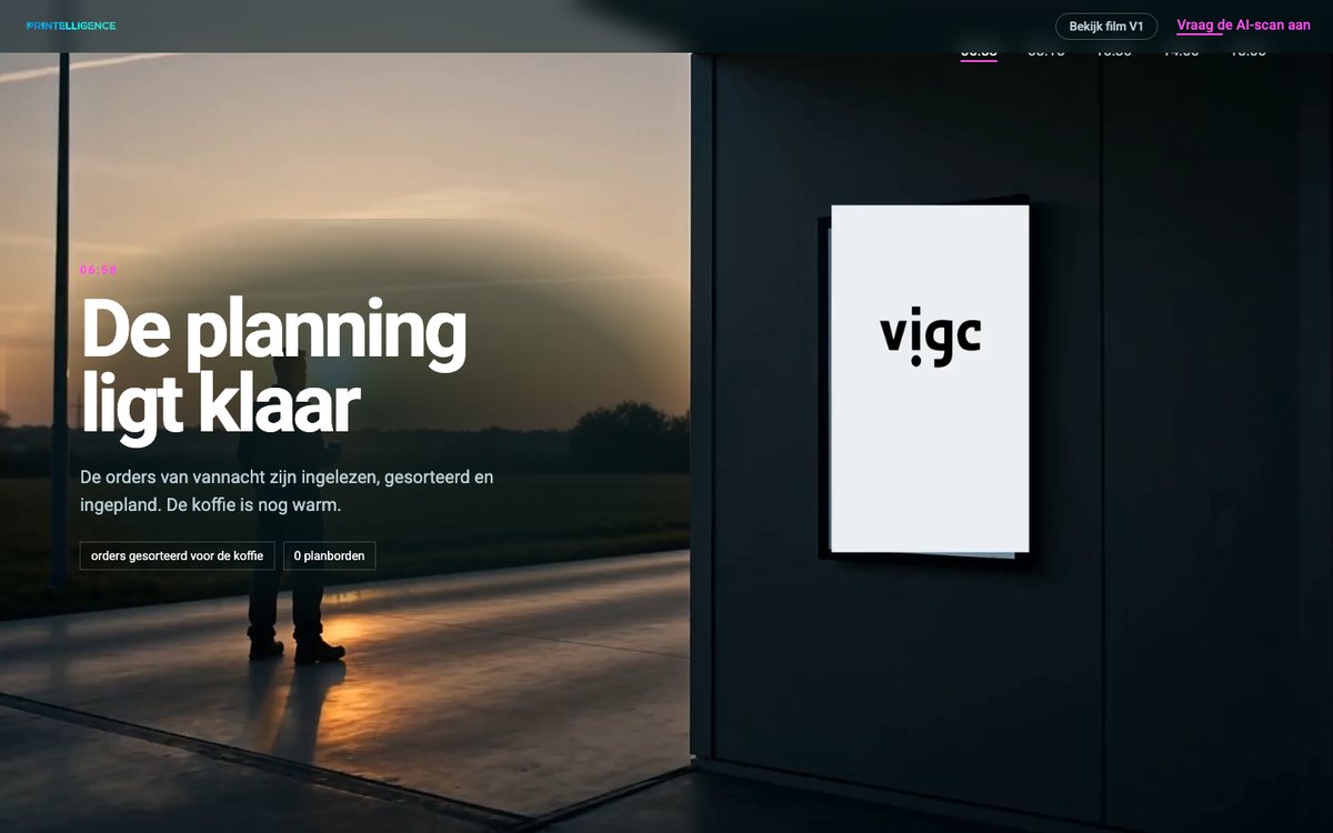 Beeld uit de scrollfilm: een drukkerijhal bij zonsopgang met de titel De planning ligt klaar